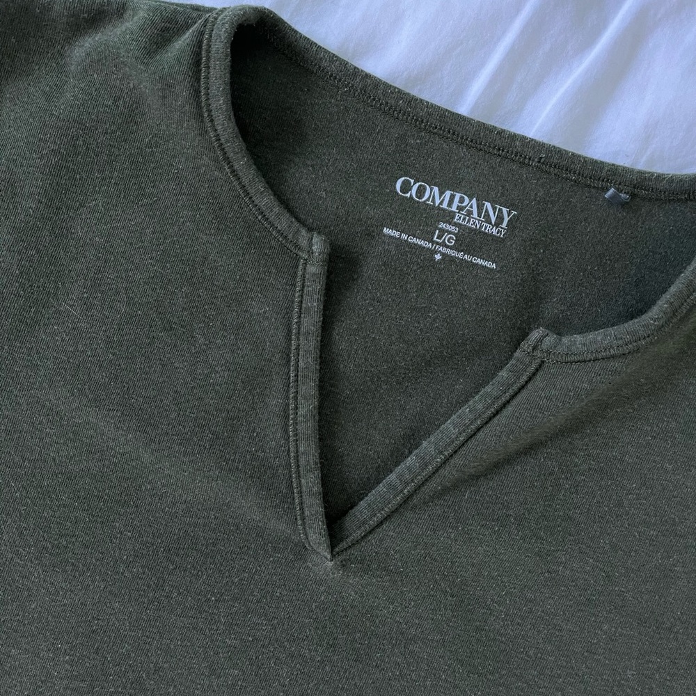 🌟2/$14🌟 Company Ellen Tracy green t-shirt